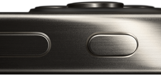 Pohled z boku na iPhone 15 Pro z titanu, je vidět tlačítko hlasitosti a tlačítko Akce